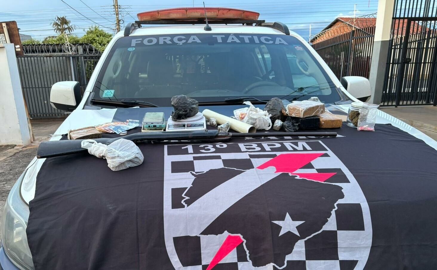 Imagem de compartilhamento para o artigo Homem é preso com mais de 3 quilos de drogas, arma e dinheiro em Paranaíba da MS Todo dia